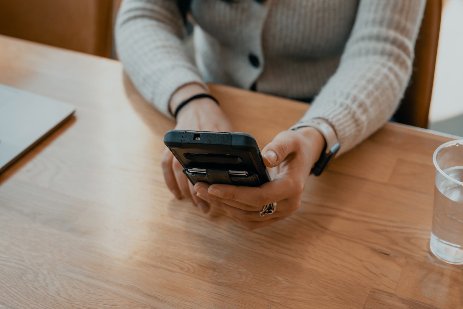 Telefoon wordt vastgehouden Taxi Service 24 Leiden